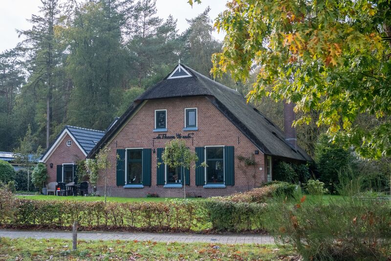 Voorgevel van de boerderij met de naam De Hooge Woeste